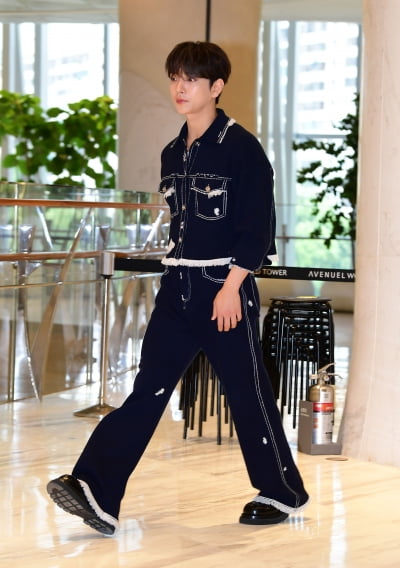 [TEN포토]조슈아 '걸어다니는 조각상'