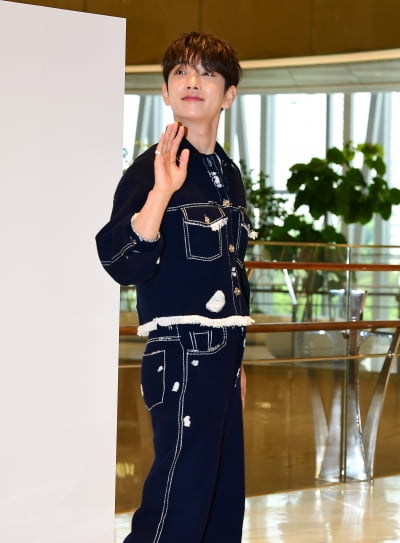 [TEN포토]조슈아 '뒤돌아보면 심쿵'
