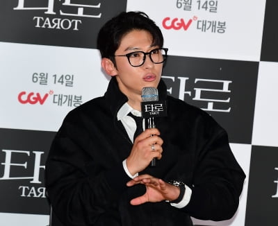 [TEN포토]덱스 '배달라이더 다큐 보면 연기에 참고했다'