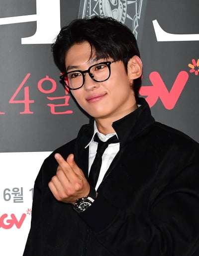 [TEN포토]김진영(덱스) '영화배우의 하트'
