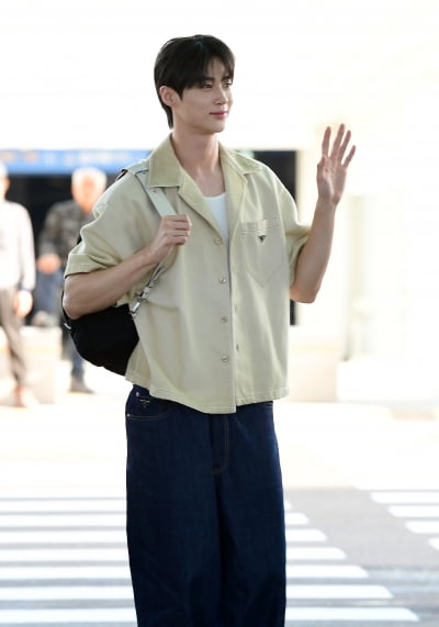 [TEN포토]변우석 '공항에서 팬들 챙기는 선재'