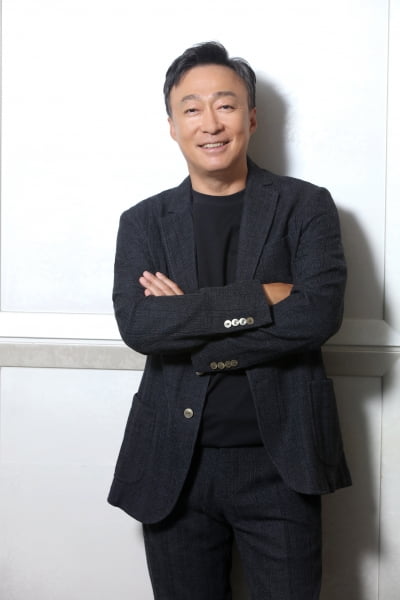 이성민, 하얀 뱃살 노출 "몸매로 시선 끌 생각"('핸섬가이즈') [인터뷰①]