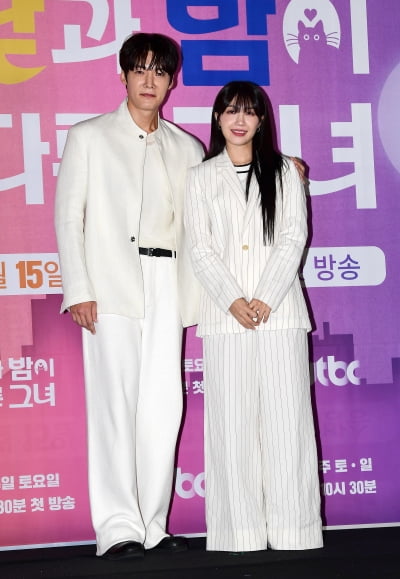 [TEN포토]정은지-최진혁 '화이트 커플룩'
