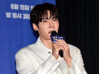 [TEN포토]최진혁 '정은지랑 친한거지 사귀는거 아니다'