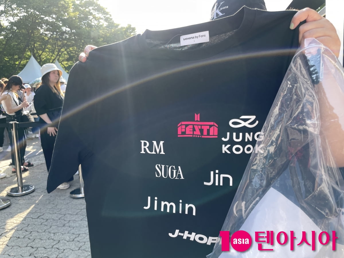 한 팬이 직접 꾸민 '2024 페스타' 기념 MD/ 사진=김지원 기자