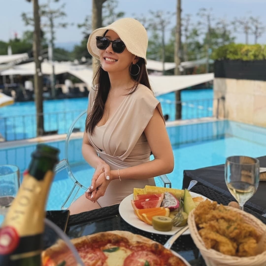 소유진, 5성급호텔 수영장 갈 땐 265만원짜리 천가방 들고…신난 애셋맘