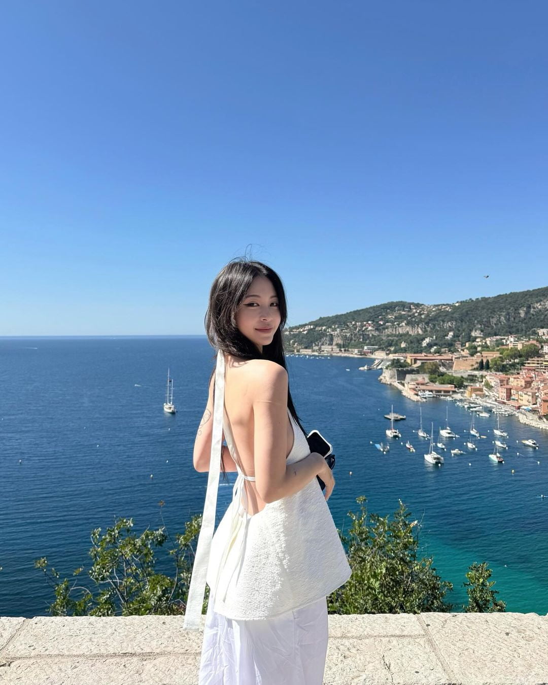 '10살 연하♥' 한예슬, 신혼여행 중 과감한 등 노출…군살 제로