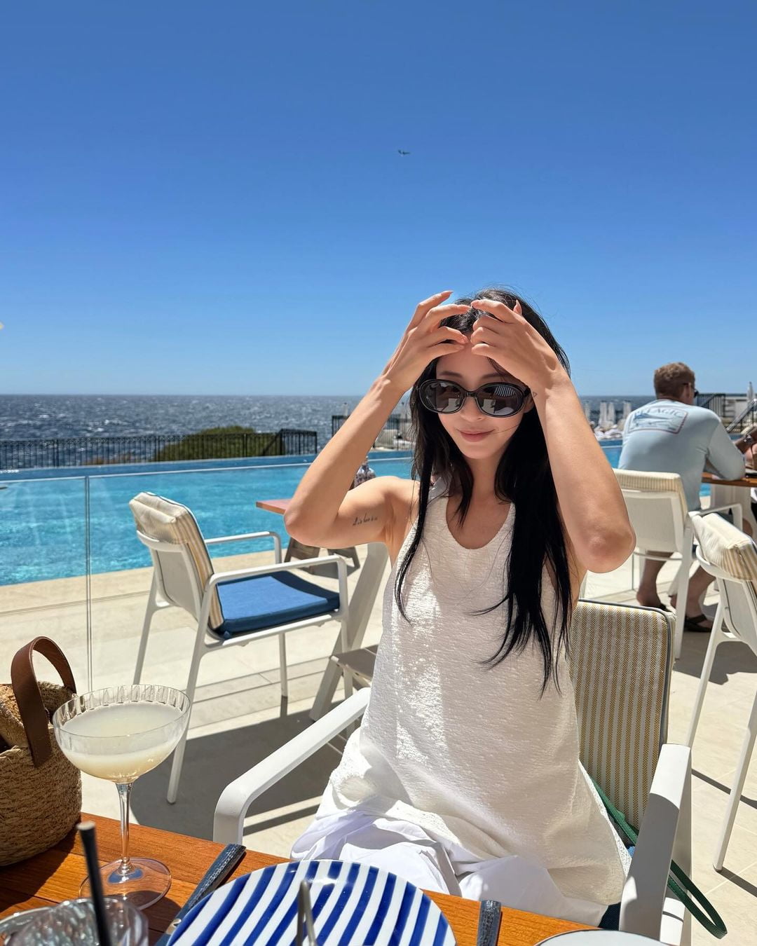 '10살 연하♥' 한예슬, 신혼여행 중 과감한 등 노출…군살 제로