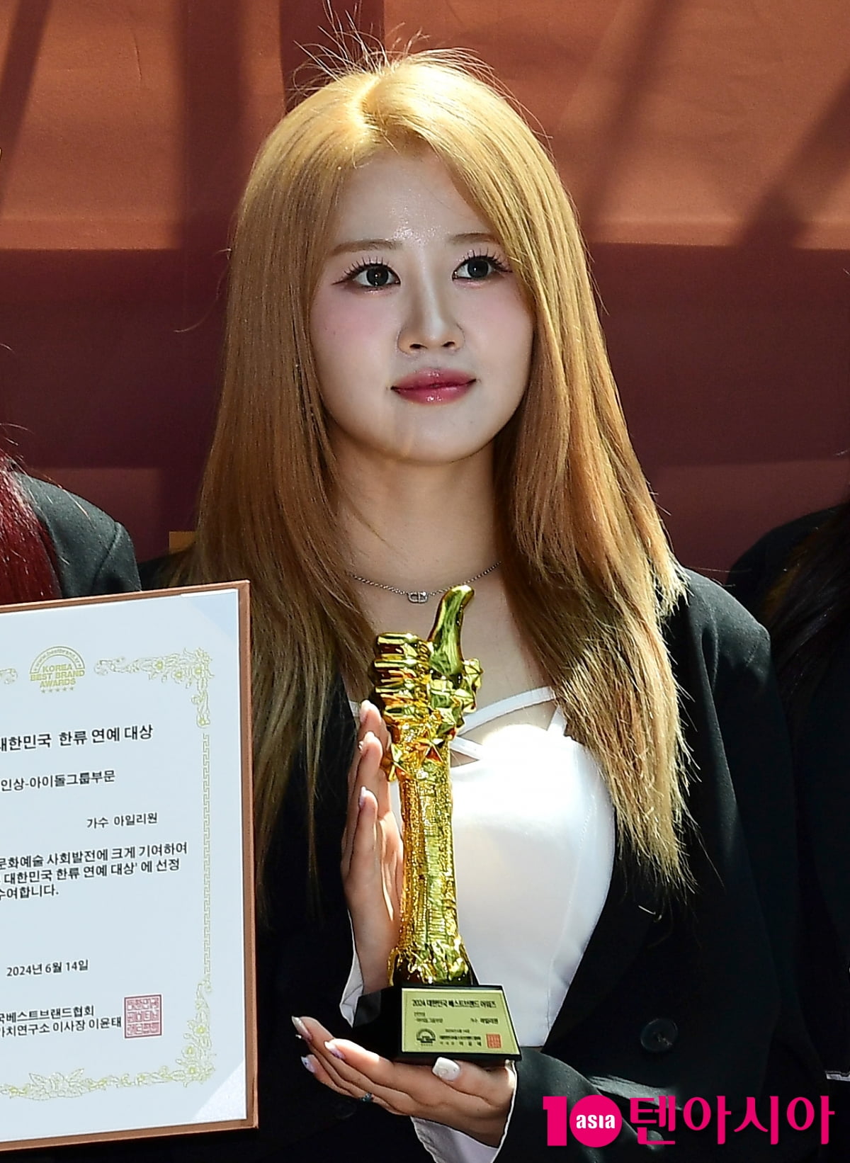 [TEN포토]아일리원 아라 '빛나는 트로피'