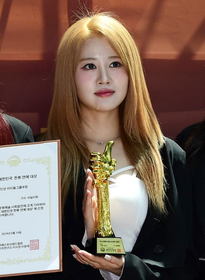 [TEN포토]아일리원 아라 '빛나는 트로피'