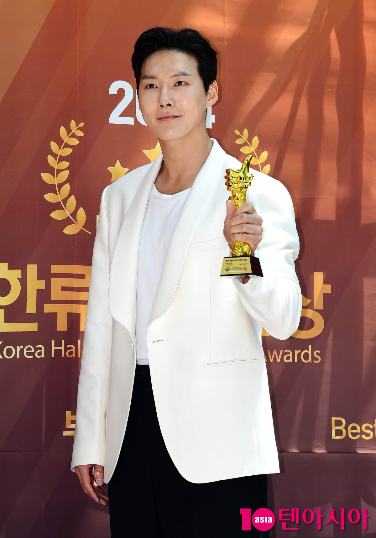 [TEN포토]차지혁 '인기연기자 수상'