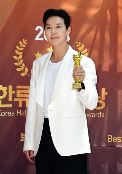 [TEN포토]차지혁 '인기연기자 수상'