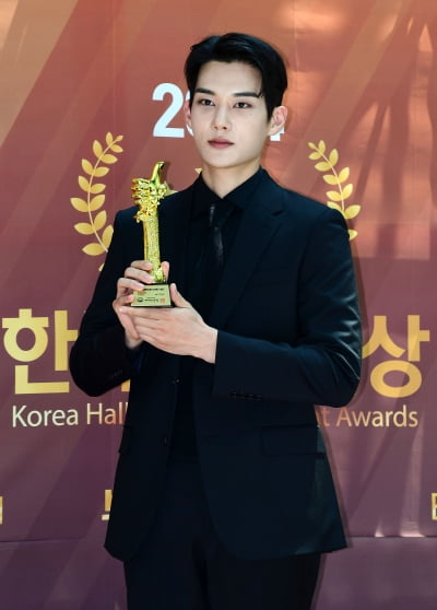 [TEN포토]기현우 '라이징스타상 수상'