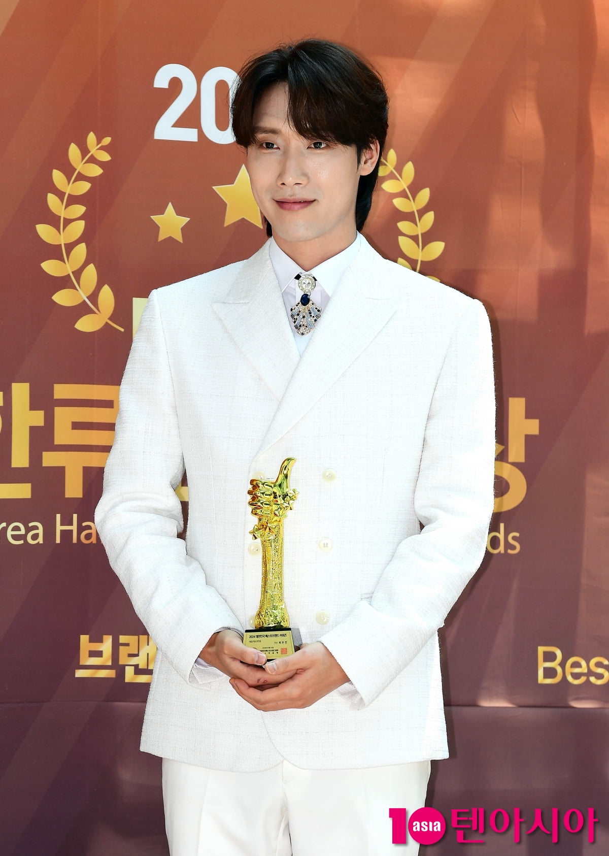 [TEN포토]최우진 '챔피온의 화이트 슈트'