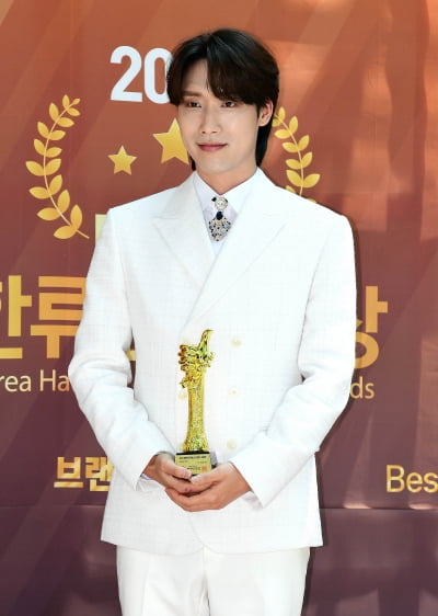 [TEN포토]최우진 '챔피온의 화이트 슈트'