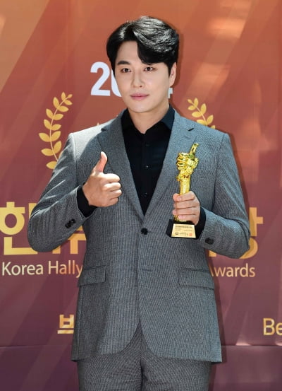 [TEN포토]민우혁 '뮤지컬대상 인기스타 수상'