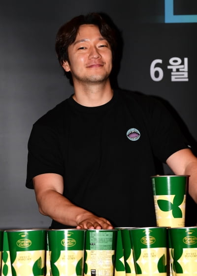 [TEN포토]손석구 '팝콘 받으실분~'