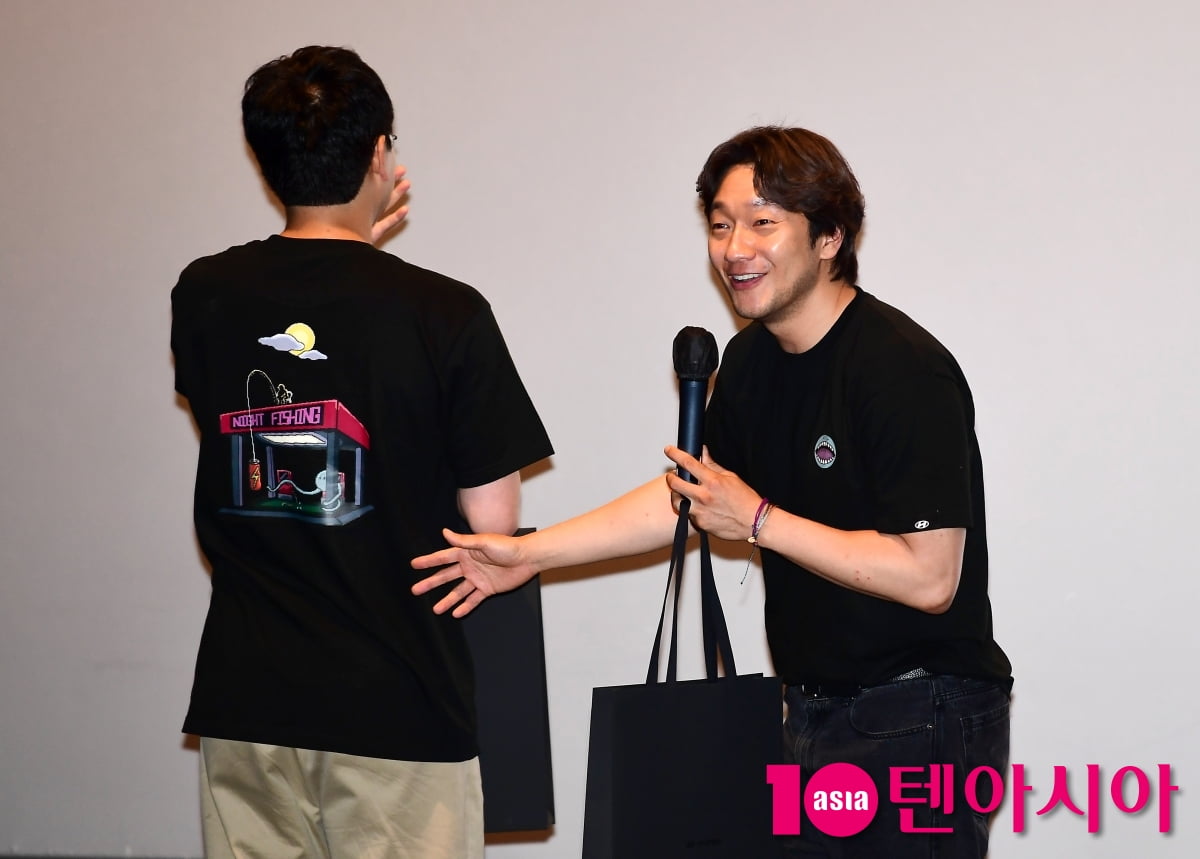 [TEN포토]손석구-문병곤 감독 '티셔츠 디자인을 친동생이 했어요'