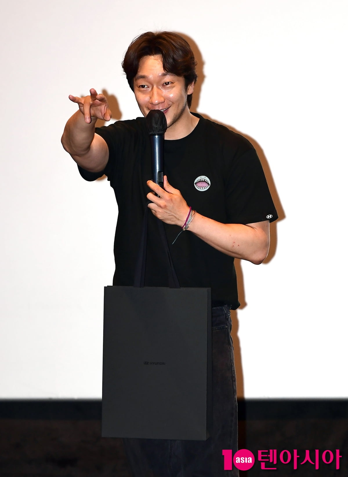 [TEN포토]손석구 '선물의 주인공은~'