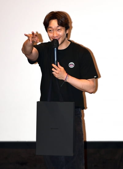 [TEN포토]손석구 '선물의 주인공은~'