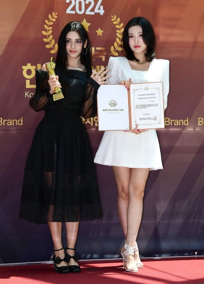 [TEN포토]엑신 '대표로 아리아와 니즈만 왔어요'