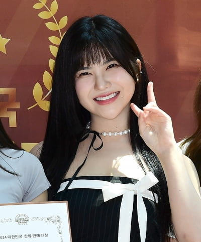 [TEN포토]버스터즈 타카라 '앙증맞은 브이'