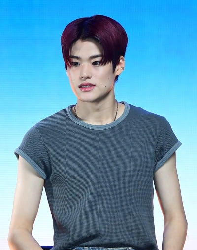 라이즈, '전원 크롭티' 파격 스타일링…소희 "윗몸일으키기 했어요"