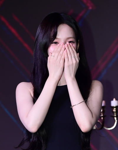 [TEN포토]에스파 카리나 '빵 터져도 이쁨'