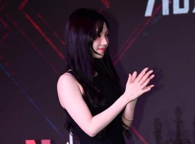 [TEN포토]에스파 카리나 '박수치는 인형'