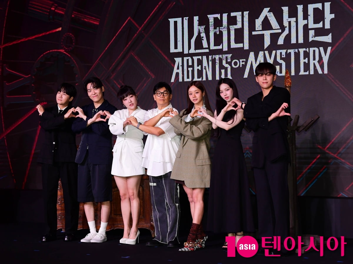 [TEN포토]정종연 PD-이용진-존박-이은지-혜리-김도훈-카리나 'K예능 세계로~'