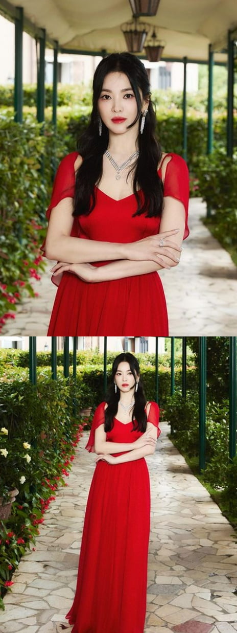 명품 휘감은 송혜교…남다른 볼륨감 드러낸 '빨간맛' 자태 [TEN★]