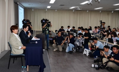 [TEN포토]박세리 '뜨거운 취재현장'