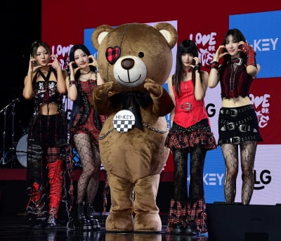 [TEN포토]하이키 '마스코트 베니크와 함께'