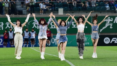 [TEN포토]아일리원 '축구장을 밝히는 미모'