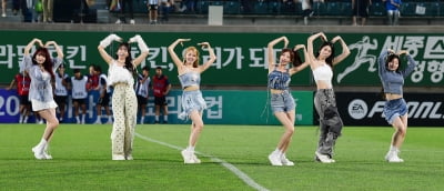 [TEN포토]아일리원 '하트 날리는 요정들'