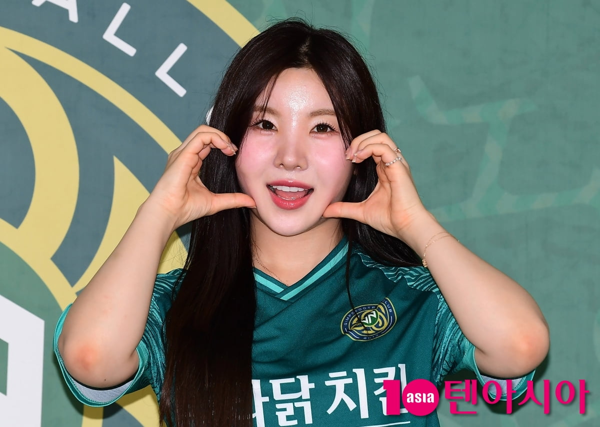 [TEN포토]아일리원 나유 '러블리 볼하트~'