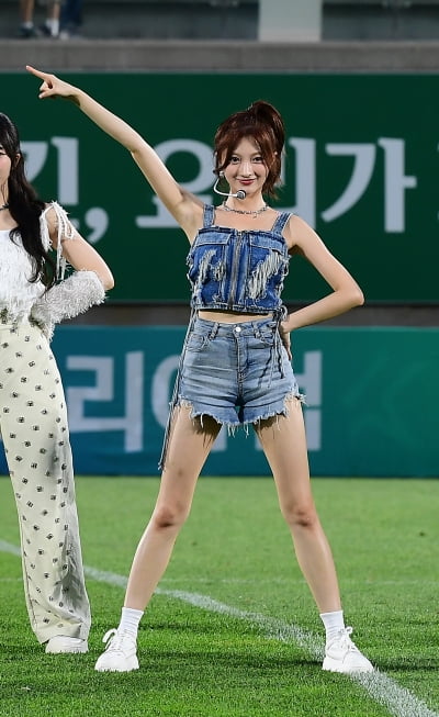 [TEN포토]아일리원 로나 '말라도 너무 마른 몸매'