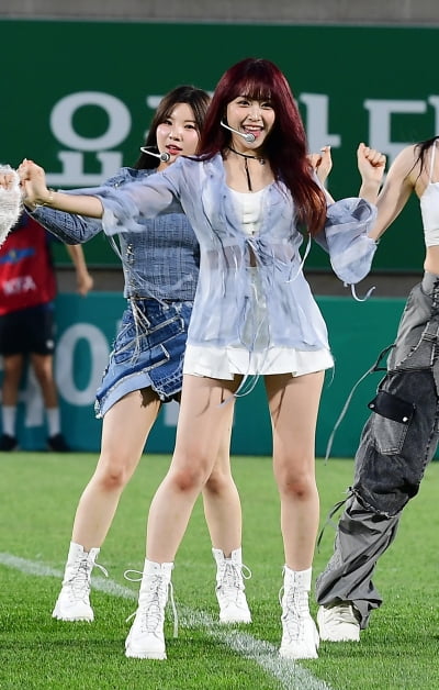 [TEN포토]아일리원 리리카 '춤추는 인형'