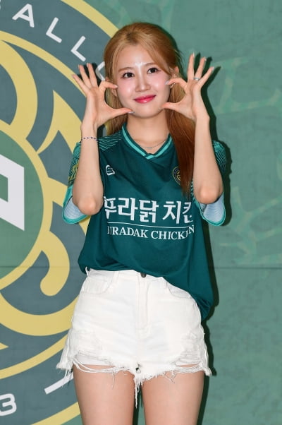 [TEN포토]아일리원 아라 '짧아도 너무 짧은 핫팬츠'