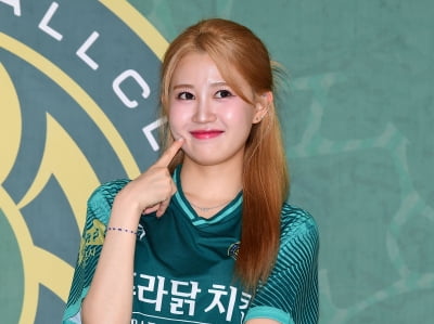 [TEN포토]아일리원 아라 '사랑스러운 볼콕'