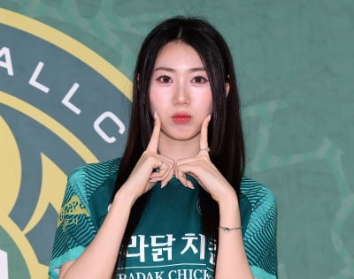 [TEN포토]아일리원 엘바 '애교 가득한 볼콕'