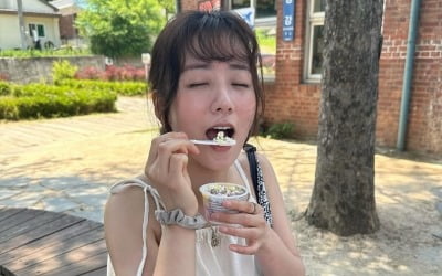'♥라도'가 찍어줬나…윤보미, 더 어려진 동안 미모 자랑[TEN★]