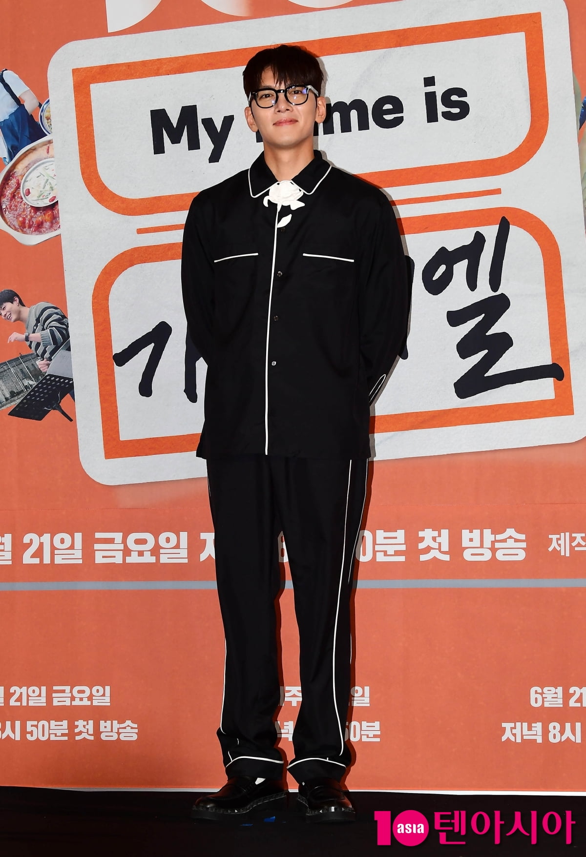 지창욱 '시크한 올블랙+꽃미소'[TEN포토]