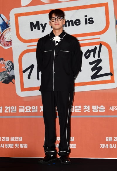 지창욱 '시크한 올블랙+꽃미소'[TEN포토]
