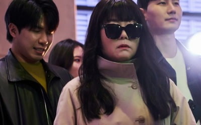 '50대' 이정은, 트렌치코트 입고 클럽행 ('낮과 밤이 다른 그녀')