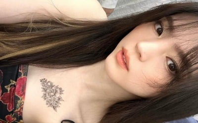 ハン・ソヒ、タトゥー左胸の花の形を強調