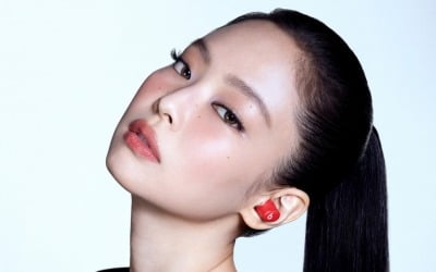 제니, 이어폰 광고도 섹시하네…세계적 헤드폰 브랜드 글로벌 모델 발탁