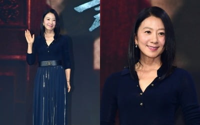 '50대 후반' 김희애, 벨트를 너무 조였나…꽉 낀 핏에 드러난 한줌 허리