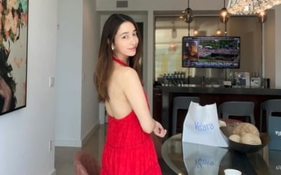 '♥이병헌' 이민정, 과감한 홀터넥 걸치고 군살 없는 뒤태 자랑