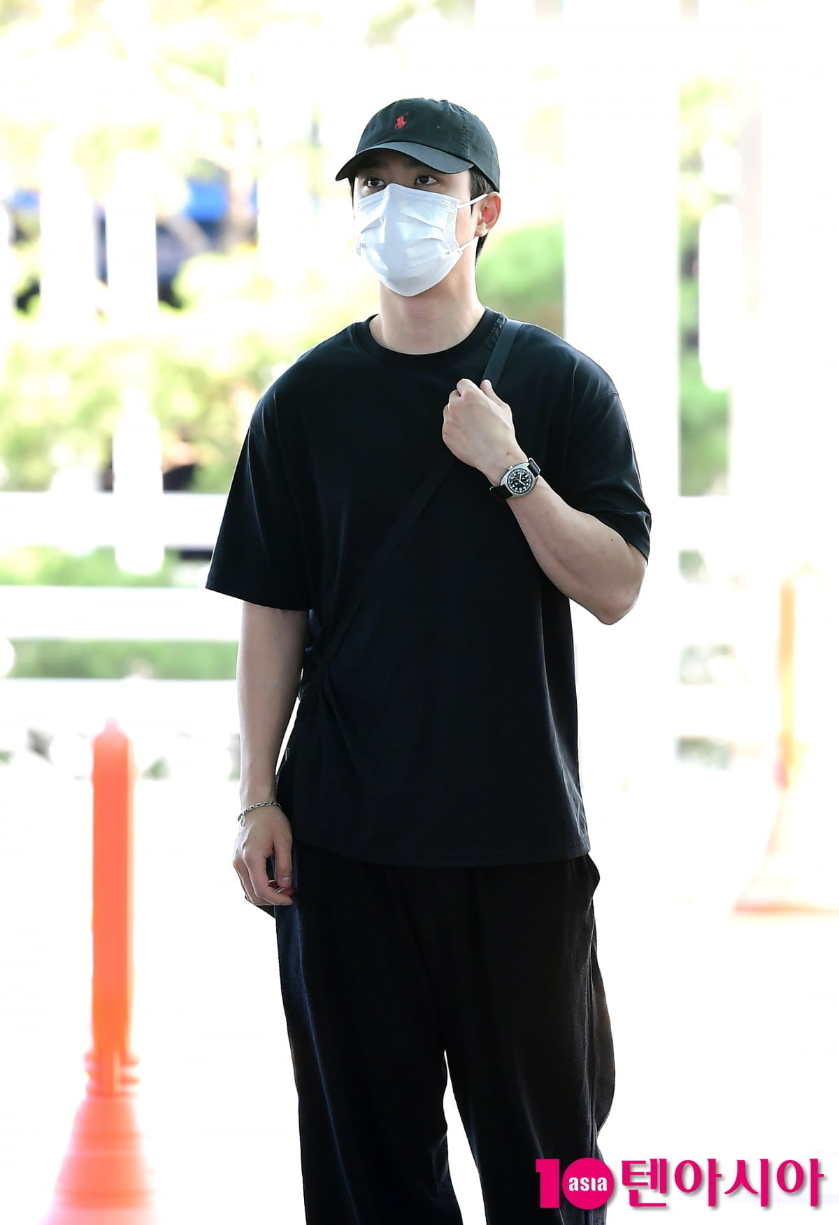 도경수, 시크한 올블랙 공항패션[TEN포토]